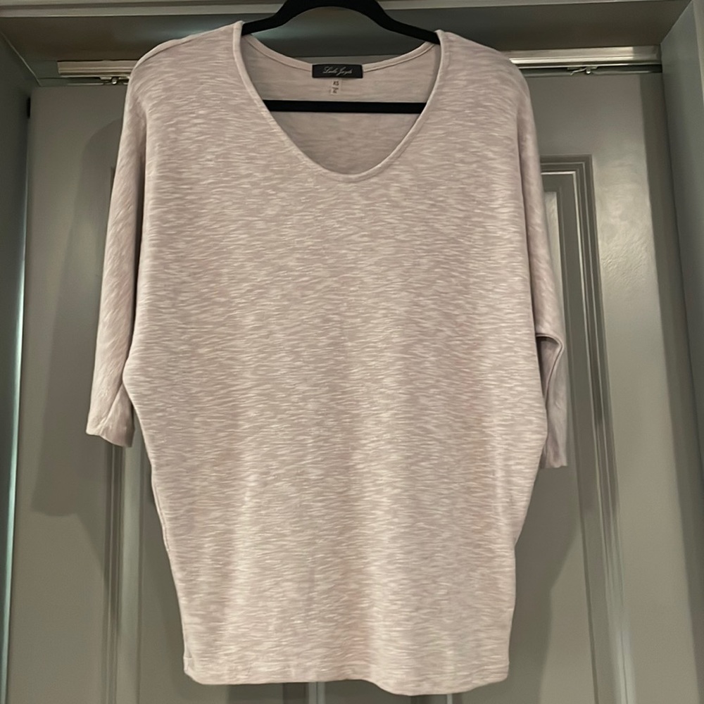 Women’s Size XS - Taupe 3/4 sleeve top. Laila Jayde